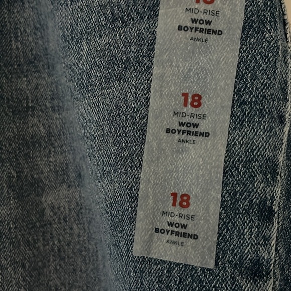 Old Navy Wow Boyfriend Mid-Rise Ankle Jeans | size 18 - Picture 4 of 6